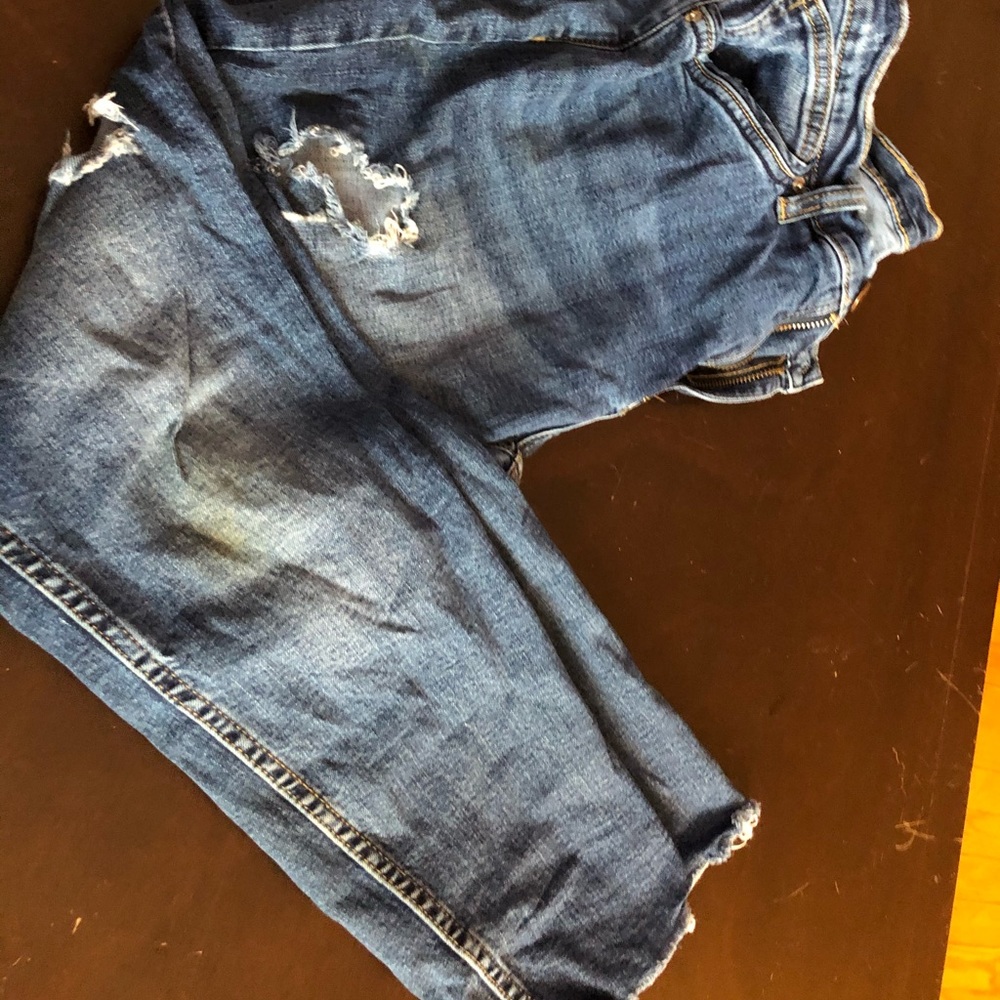 Semi ripped holes jeans!!